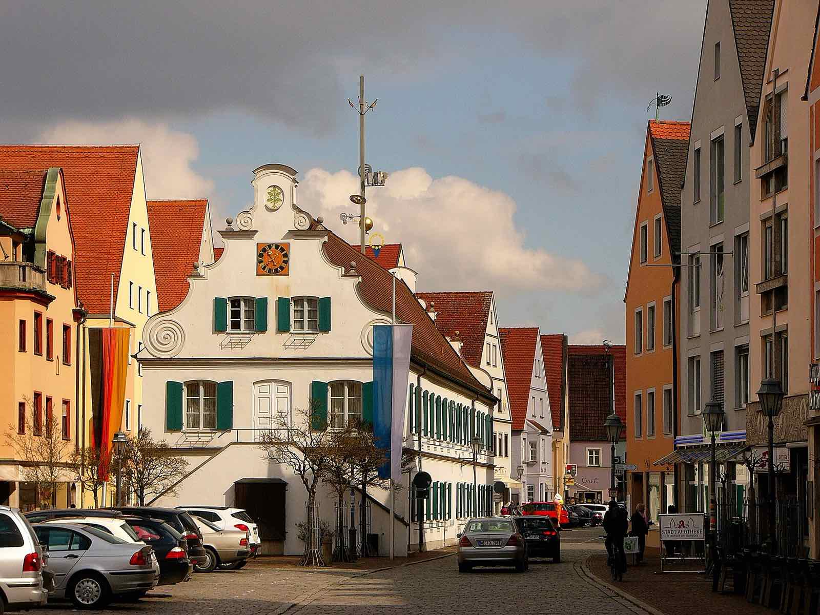 Stadtplatz in Aichach mit Rathaus