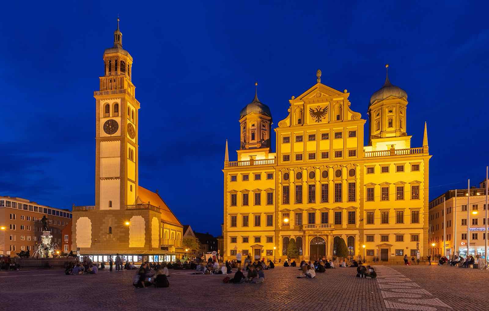 Rathausplatz in Augsburg mit Rathaus und Perlachturm