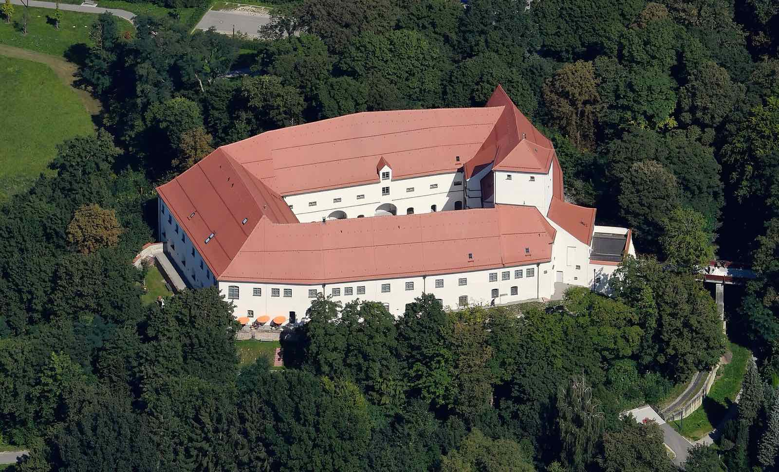Luftbild von Schloss Friedberg und umliegender Bebauung