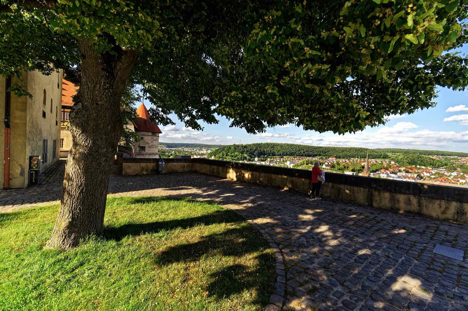 Blick von der Terrasse von Schloss Hellenstein über die Dächer von Heidenheim an der Brenz