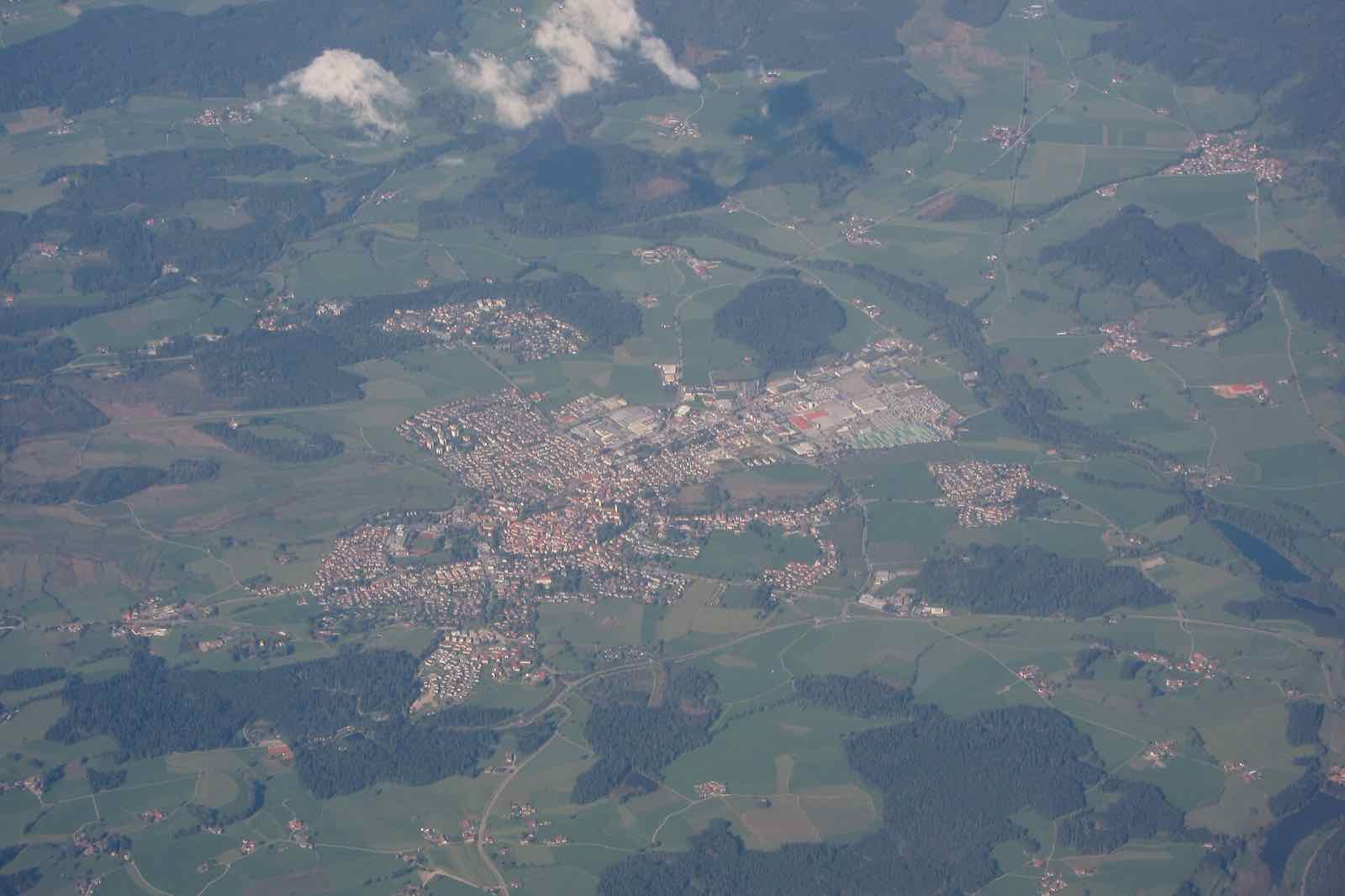 Luftbild von Isny im Allgäu mit Altstadt, Wohngebieten und umliegenden Wiesen und Wäldern