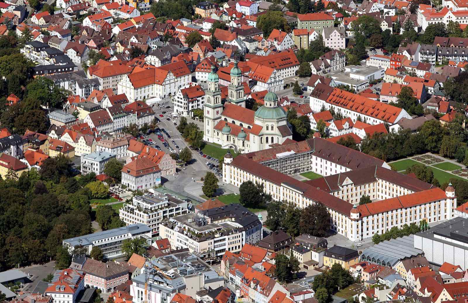 Luftbild der Kemptener Innenstadt mit Fürstäbtlicher Residenz, Basilika St. Lorenz und umliegenden Wohnhäusern