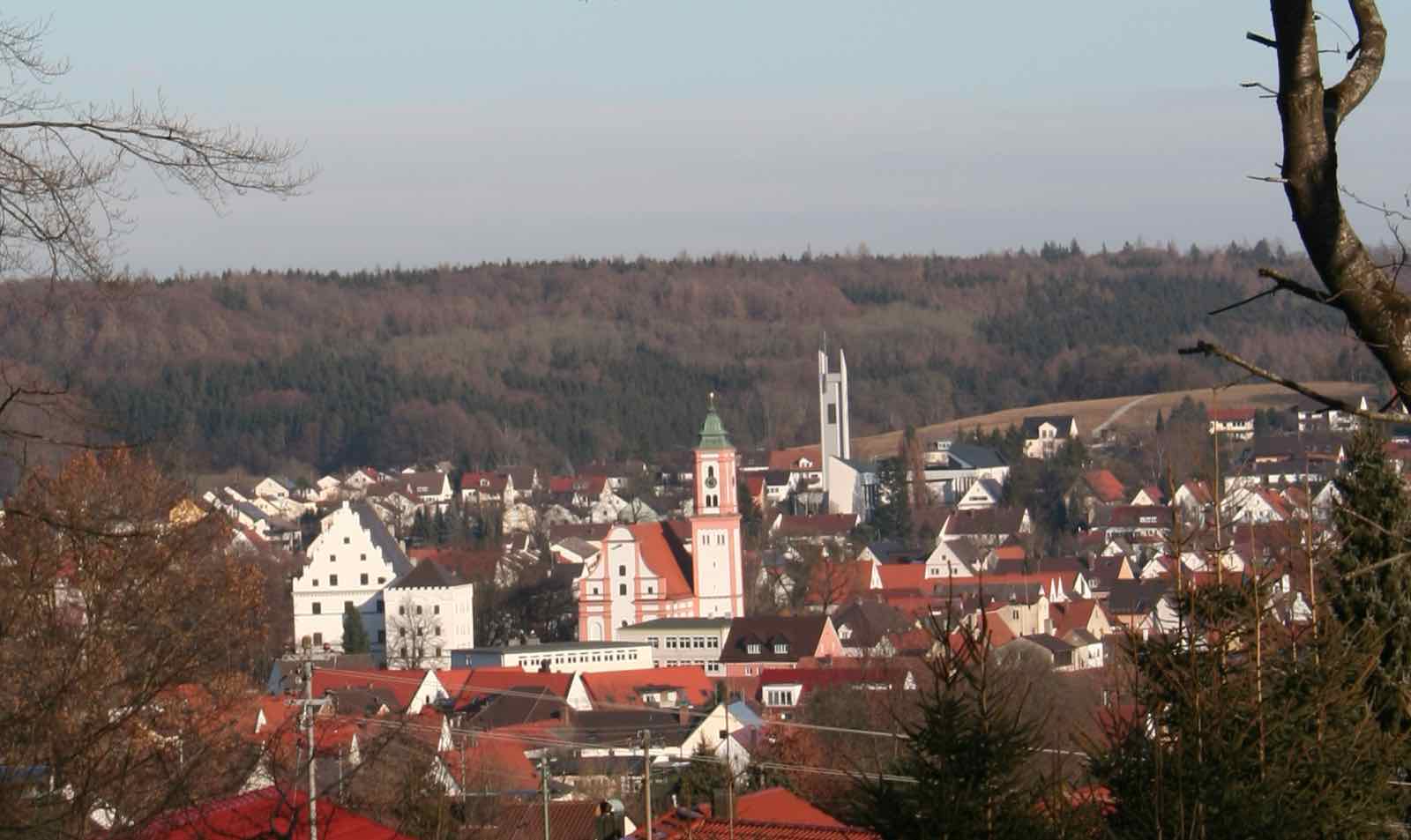Blick vom Reschenberg auf Krumbach mit Kirchen und Schloss