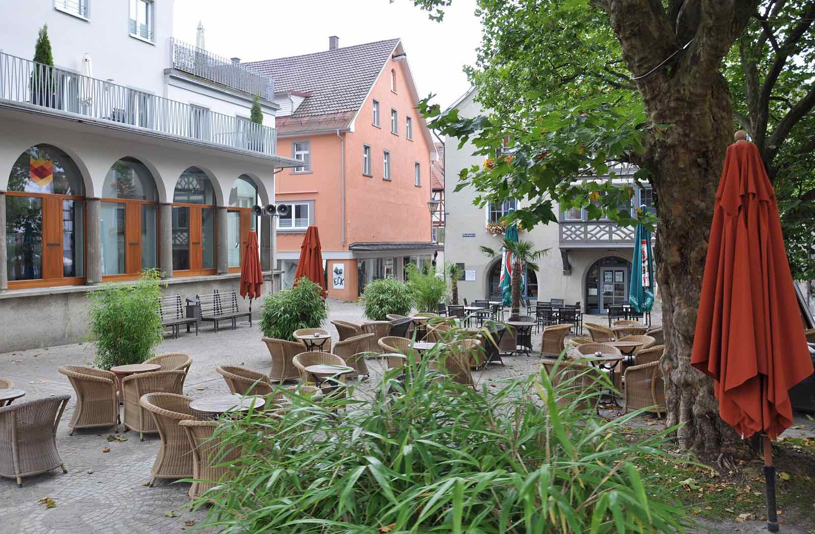 Marktplatz in der Altstadt von Leutkirch im Allgäu mit Straßencafé und Wohn- und Geschäftshäusern