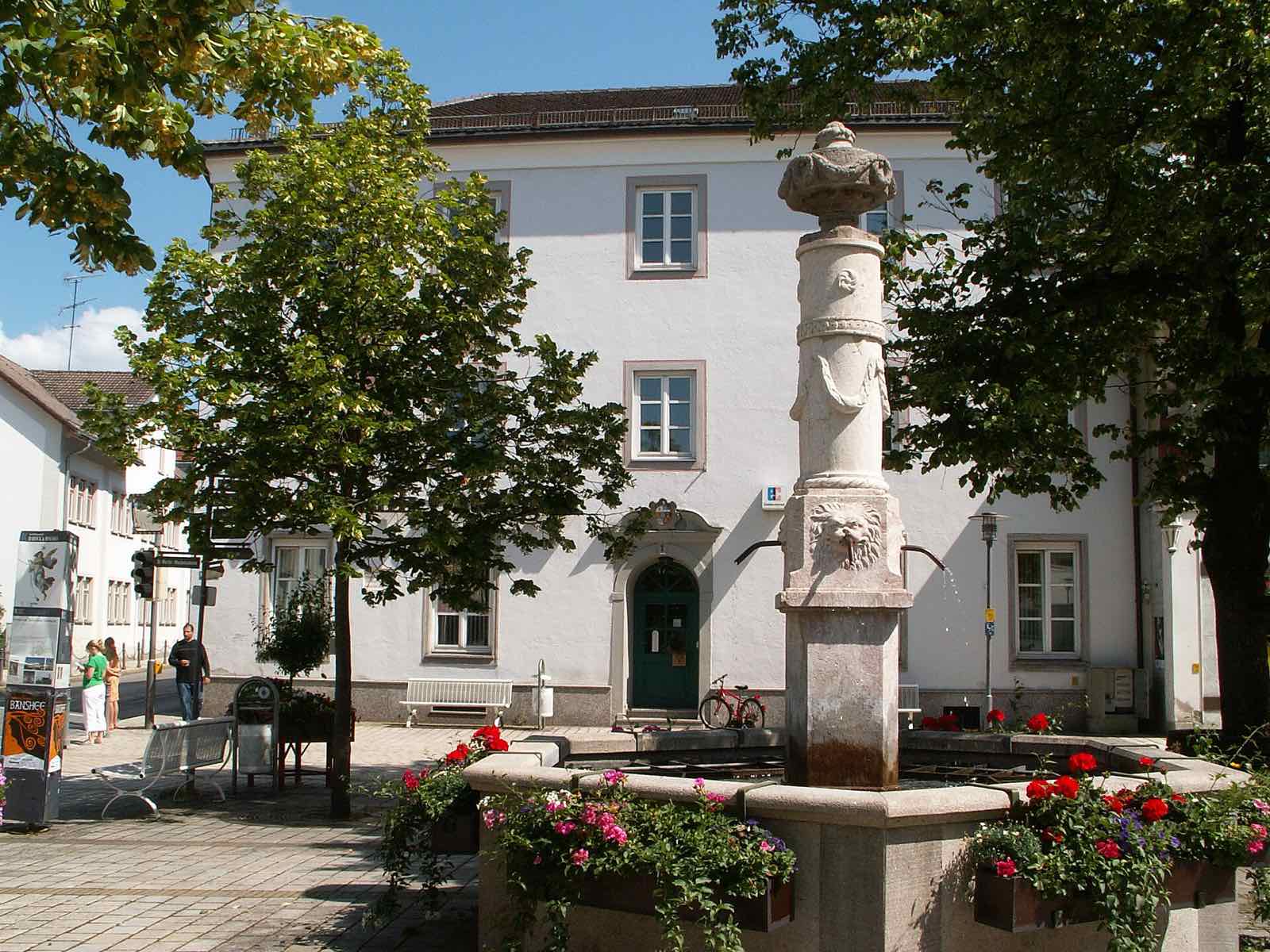 Ehemaliges Amtshaus und Marktbrunnen am Marktplatz in Marktoberdorf