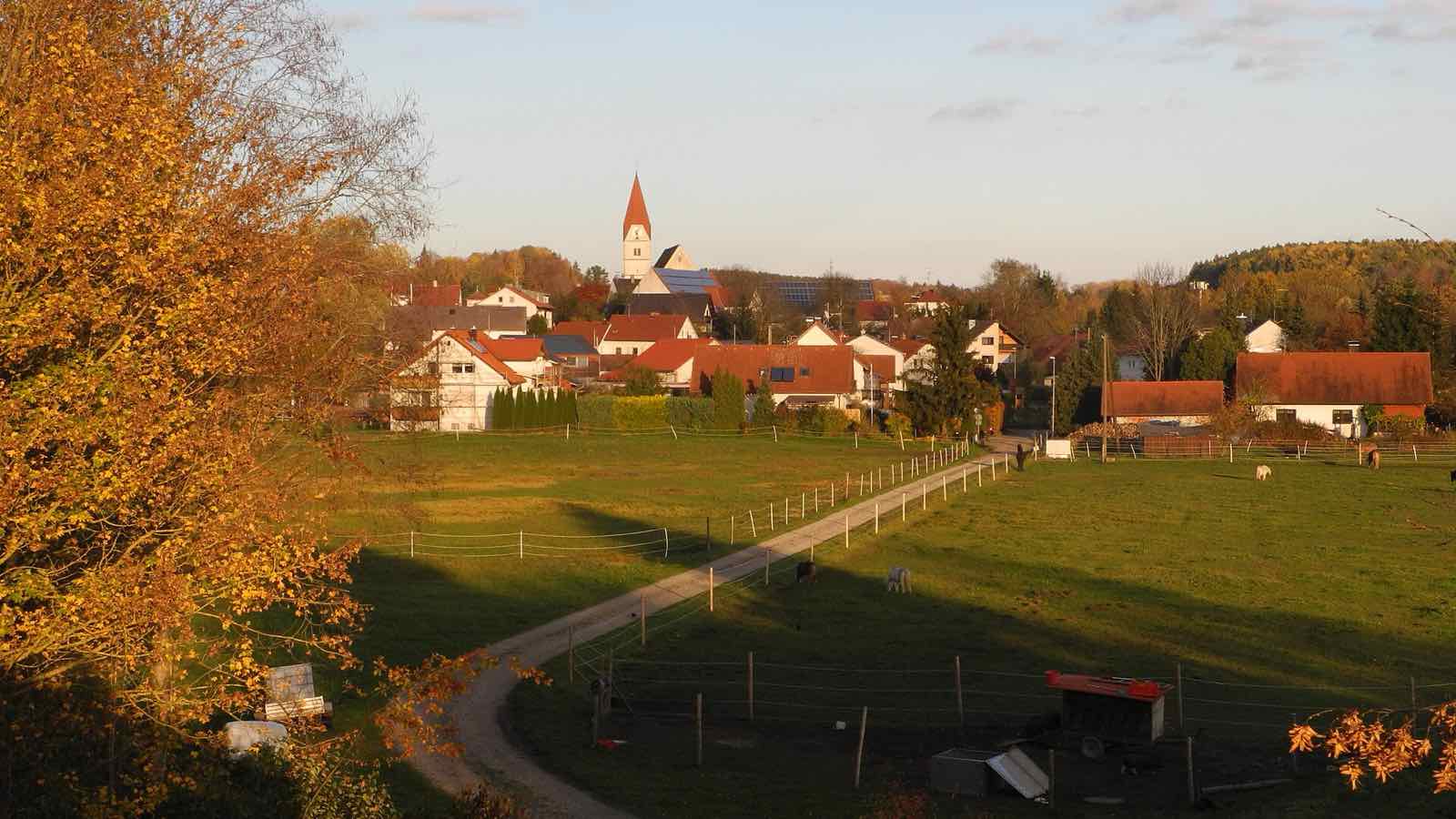 Blick von Westen auf Wullenstetten, Stadtteil von Senden, im Herbst